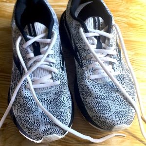 BROOKS ADRENALINE 21 size 9 for women.